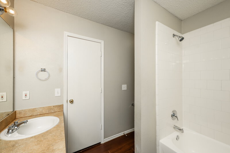 1,700/Mo, 3309 Teasbend Ct Denton, TX 76210 Main Bathroom View
