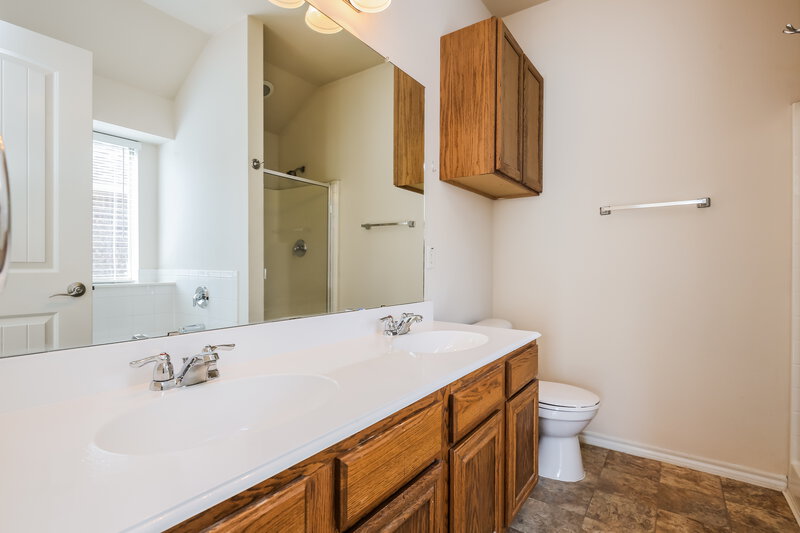2,120/Mo, 4913 Caraway Dr Fort Worth, TX 76179 Main Bathroom View