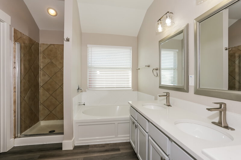 2,880/Mo, 613 Azalea Dr Glenn Heights, TX 75154 Main Bathroom View