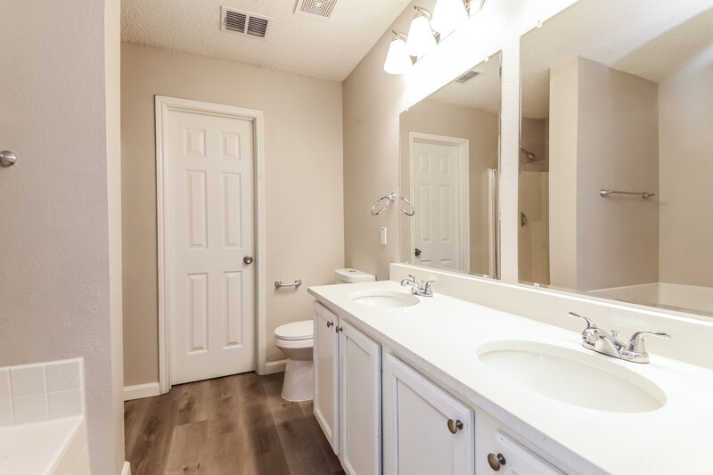 2,775/Mo, 625 Lowe Dr Cedar Hill, TX 75104 Main Bathroom View