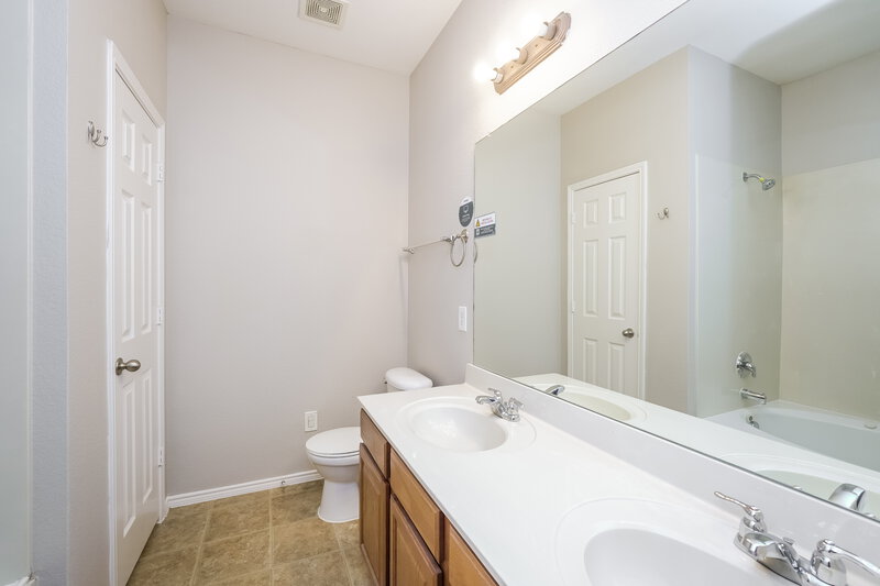 1,890/Mo, 5900 Deck House Rd Fort Worth, TX 76179 Main Bathroom View