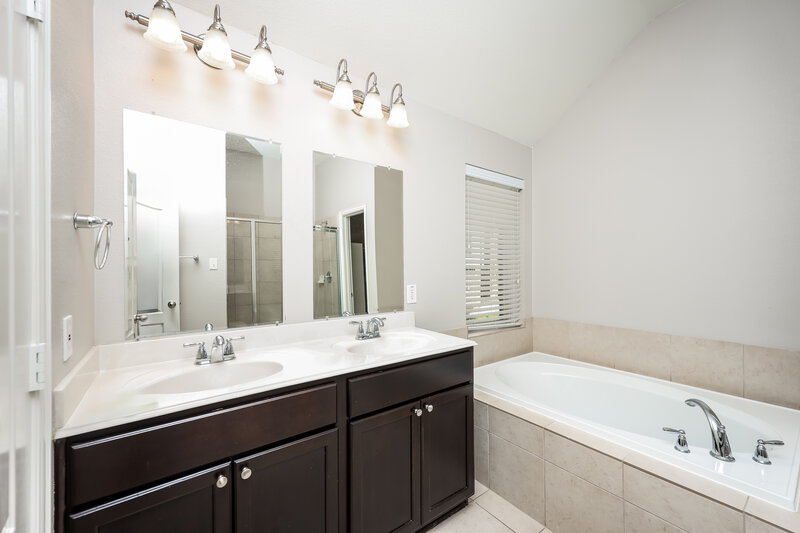 2,015/Mo, 1425 Cockatiel Dr Little Elm, TX 75068 Main Bathroom View