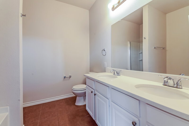 2,305/Mo, 543 Laurel Ln Fate, TX 75087 Main Bathroom View