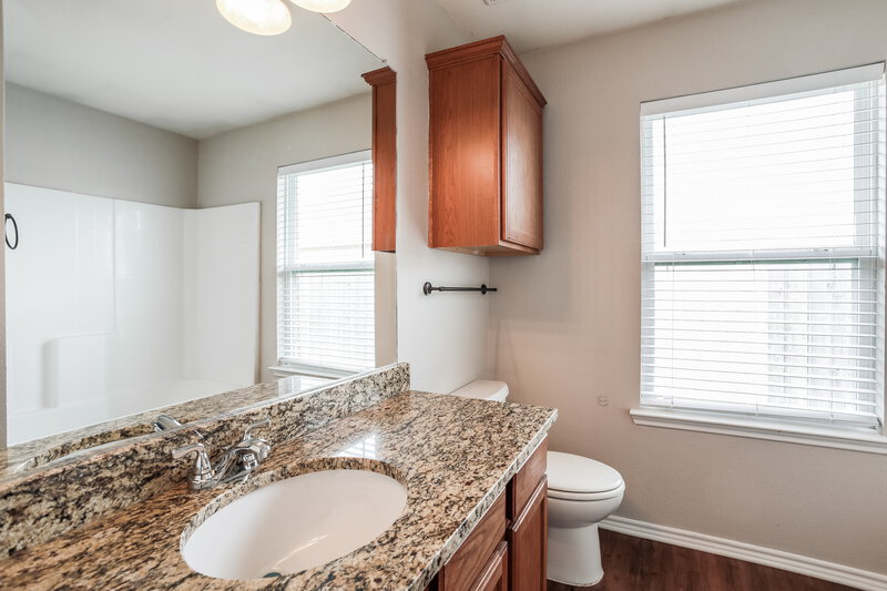 1,975/Mo, 4020 Tarpon Springs Dr Fort Worth, TX 76123 Main Bathroom View