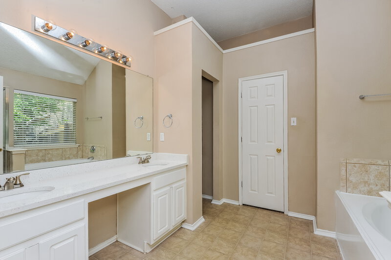 2,375/Mo, 10004 Chadbourne Rd Fort Worth, TX 76244 Main Bathroom View