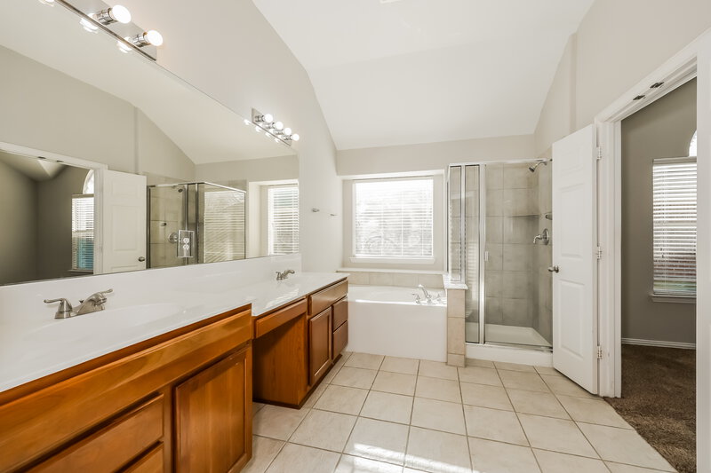 2,575/Mo, 1141 Lakeside Dr Desoto, TX 75115 Main Bathroom View