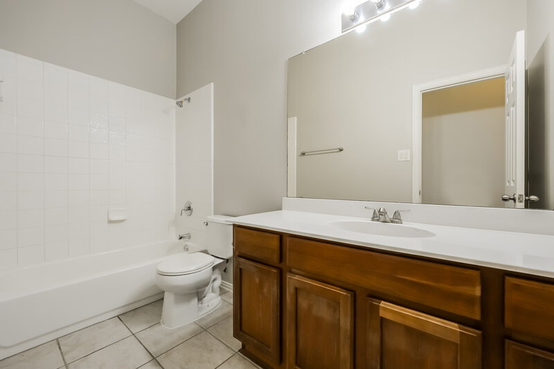 2,575/Mo, 1141 Lakeside Dr Desoto, TX 75115 Bathroom View