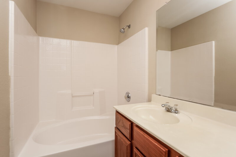 2,730/Mo, 612 Bretts Way Burleson, TX 76028 Main Bathroom View
