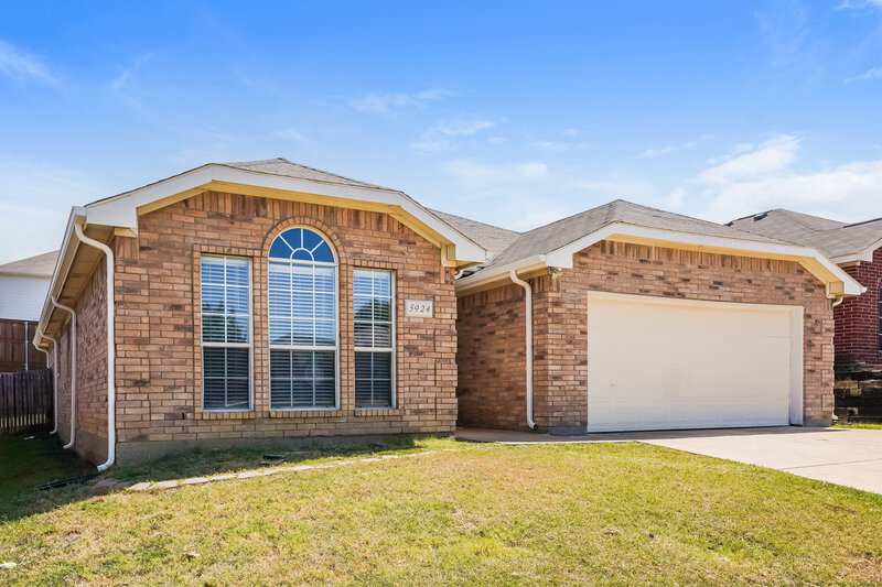 2,220/Mo, 5924 Firethorn Dr Dallas, TX 75249 Front View