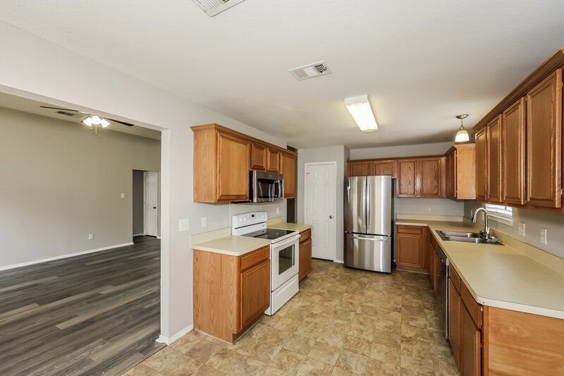 2,365/Mo, 5924 Firethorn Dr Dallas, TX 75249 Kitchen View 2