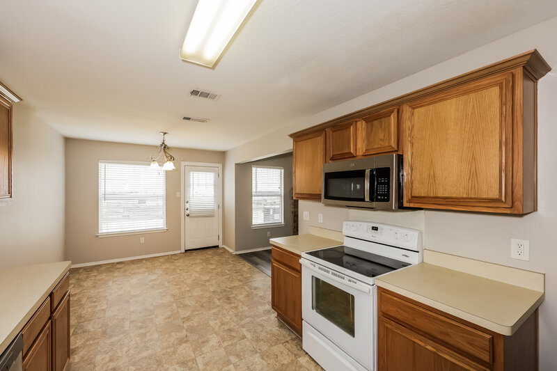 2,365/Mo, 5924 Firethorn Dr Dallas, TX 75249 Kitchen View 3