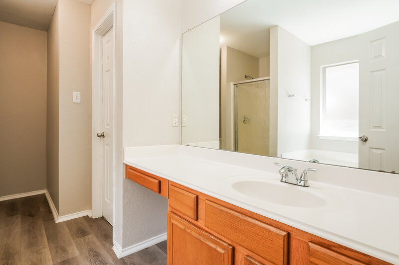 2,220/Mo, 5924 Firethorn Dr Dallas, TX 75249 Main Bathroom View