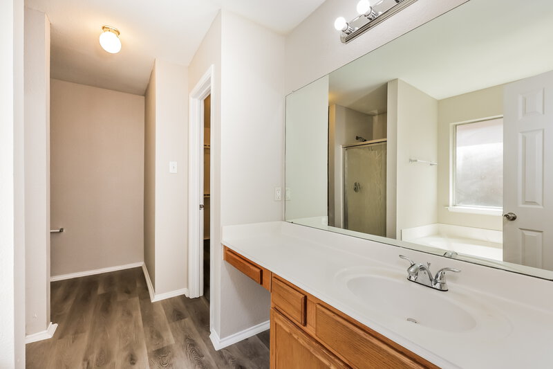 2,365/Mo, 5924 Firethorn Dr Dallas, TX 75249 Main Bathroom View