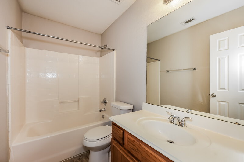 2,365/Mo, 5924 Firethorn Dr Dallas, TX 75249 Bathroom View