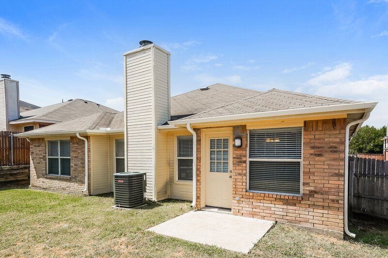 2,220/Mo, 5924 Firethorn Dr Dallas, TX 75249 Rear View