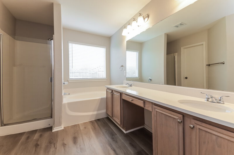 1,890/Mo, 506 Oxford Loop Princeton, TX 75407 Main Bathroom View