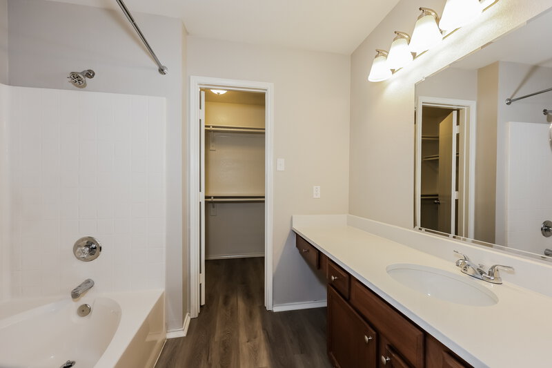 2,330/Mo, 1307 Luna Linda Dr Arlington, TX 76010 Main Bathroom View