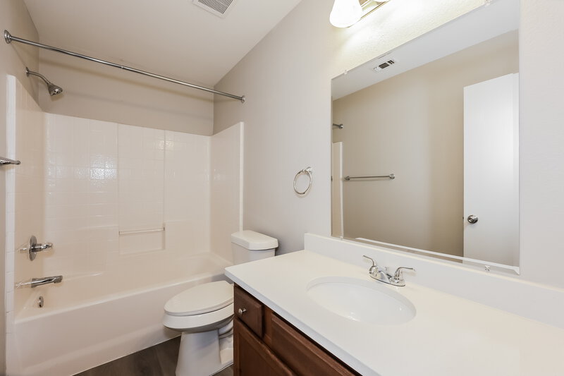 2,330/Mo, 1307 Luna Linda Dr Arlington, TX 76010 Bathroom View