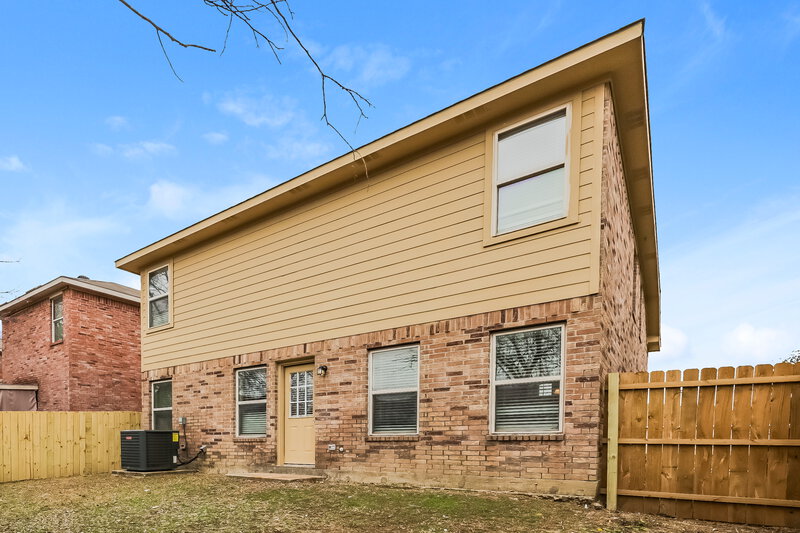 2,330/Mo, 1307 Luna Linda Dr Arlington, TX 76010 Rear View