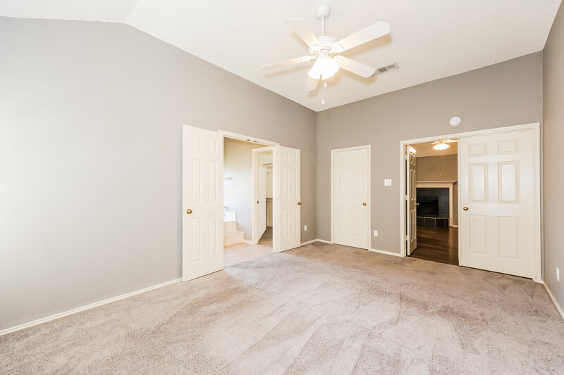 2,095/Mo, 870 Valleybrooke Dr Arlington, TX 76001 Main Bedroom View 2