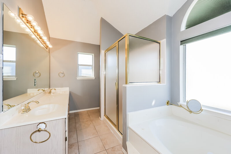 2,095/Mo, 870 Valleybrooke Dr Arlington, TX 76001 Main Bathroom View