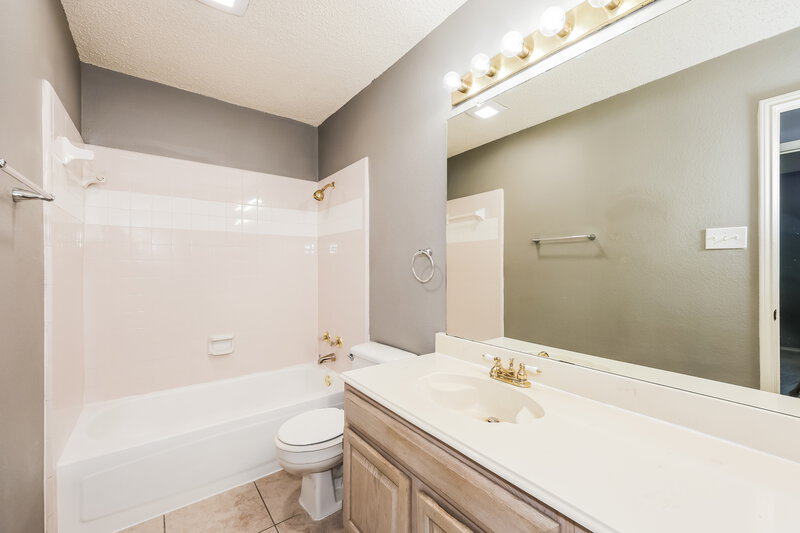 2,095/Mo, 870 Valleybrooke Dr Arlington, TX 76001 Bathroom View