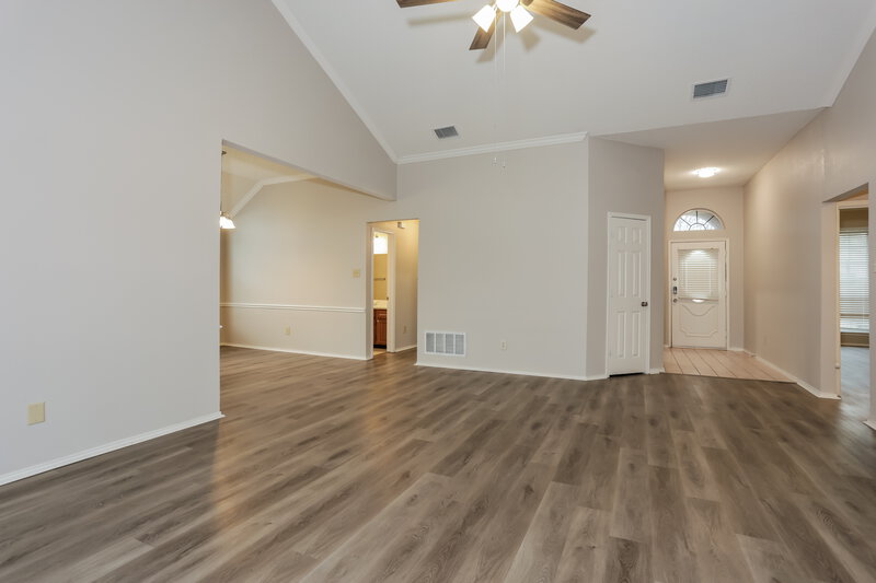 2,325/Mo, 712 Stain Glass Dr Desoto, TX 75115 Living Room View 2