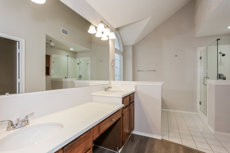 2,325/Mo, 712 Stain Glass Dr Desoto, TX 75115 Main Bathroom View