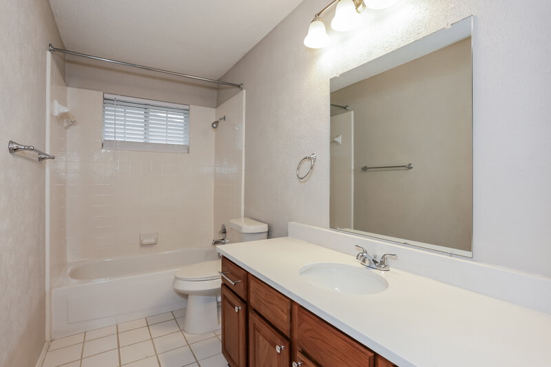 2,325/Mo, 712 Stain Glass Dr Desoto, TX 75115 Bathroom View
