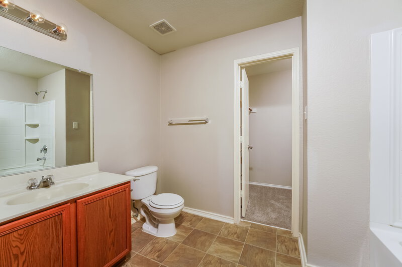 1,690/Mo, 1209 Lambert Dr Princeton, TX 75407 Main Bathroom View