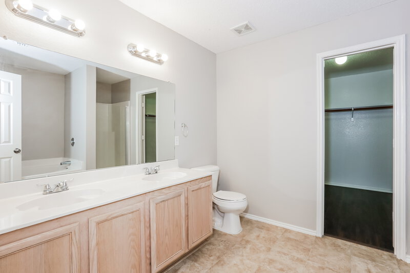 2,230/Mo, 1113 Scarlet Sage Pkwy Burleson, TX 76028 Main Bathroom View