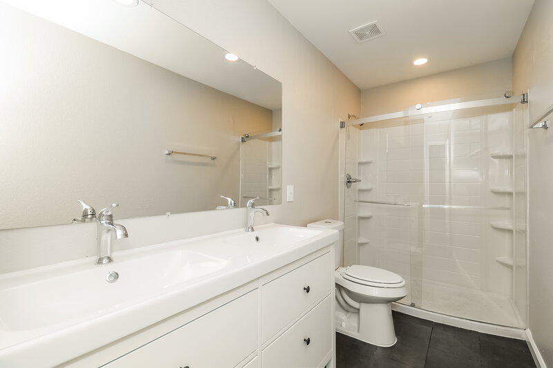 2,300/Mo, 14112 Cedar Post Dr Haslet, TX 76052 Main Bathroom View