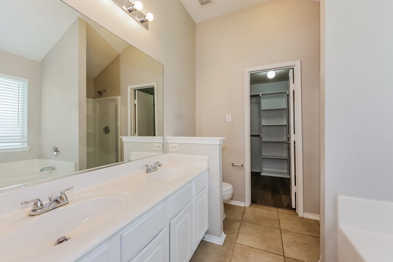 1,910/Mo, 800 Sierra Cir Burleson, TX 76028 Main Bathroom View