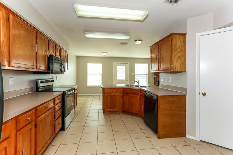 2,565/Mo, 945 Silver Streak Dr Saginaw, TX 76131 Kitchen View 2