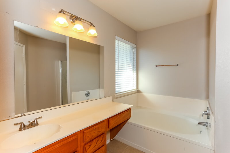 2,565/Mo, 945 Silver Streak Dr Saginaw, TX 76131 Main Bathroom View