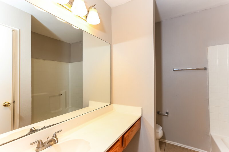 2,565/Mo, 945 Silver Streak Dr Saginaw, TX 76131 Bathroom View