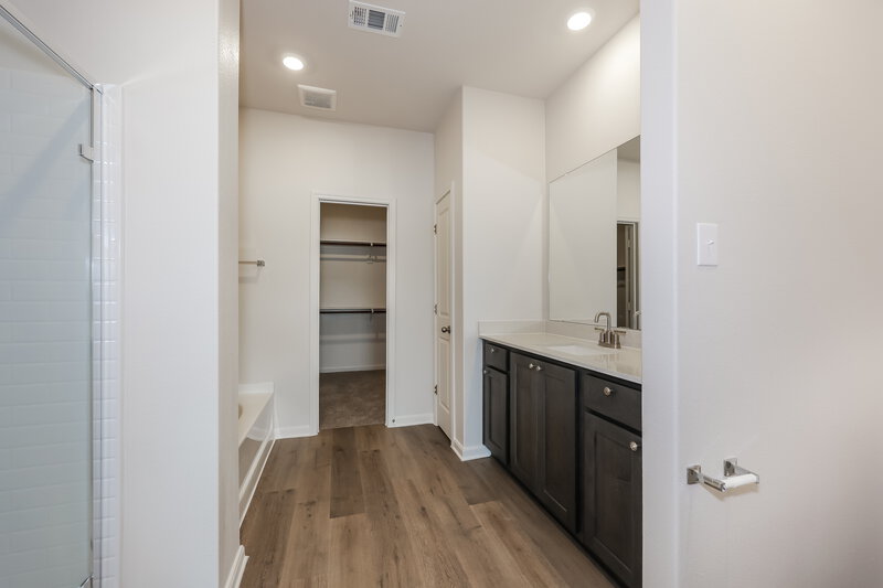 3,350/Mo, 9733 Teton Vista Dr Fort Worth, TX 76140 Main Bathroom View
