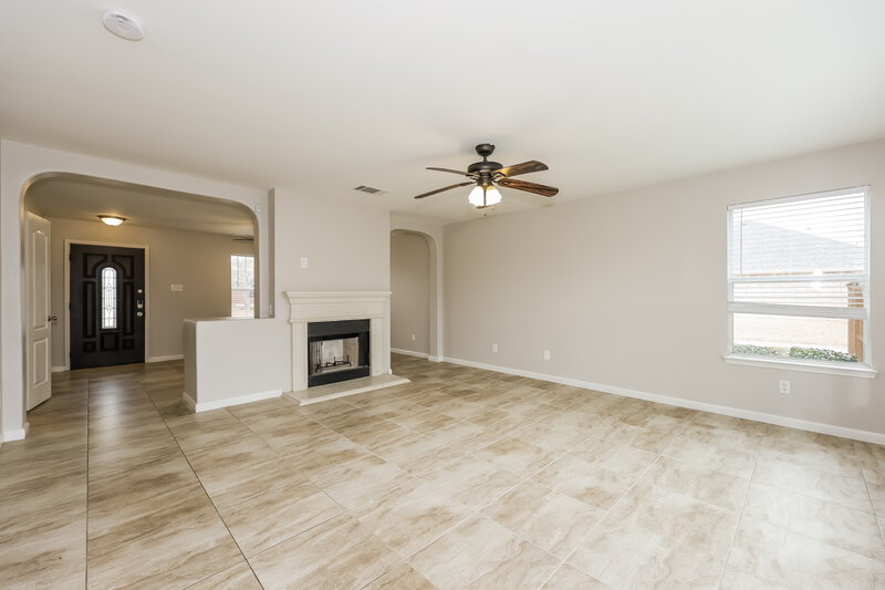 2,405/Mo, 120 Autumn Trl Red Oak, TX 75154 Living Room View 2