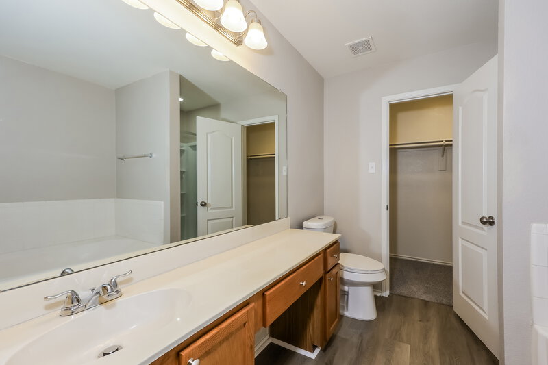 2,405/Mo, 120 Autumn Trl Red Oak, TX 75154 Main Bathroom View
