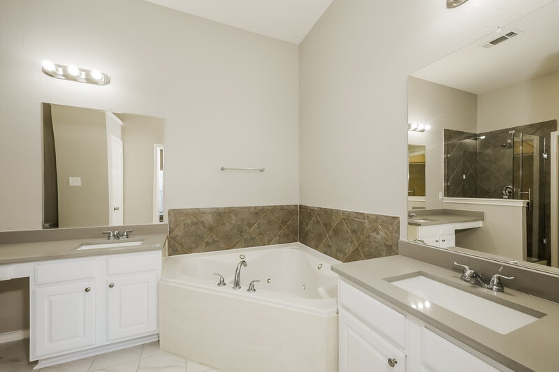 2,275/Mo, 5344 Elmdale Dr Watauga, TX 76137 Main Bathroom View