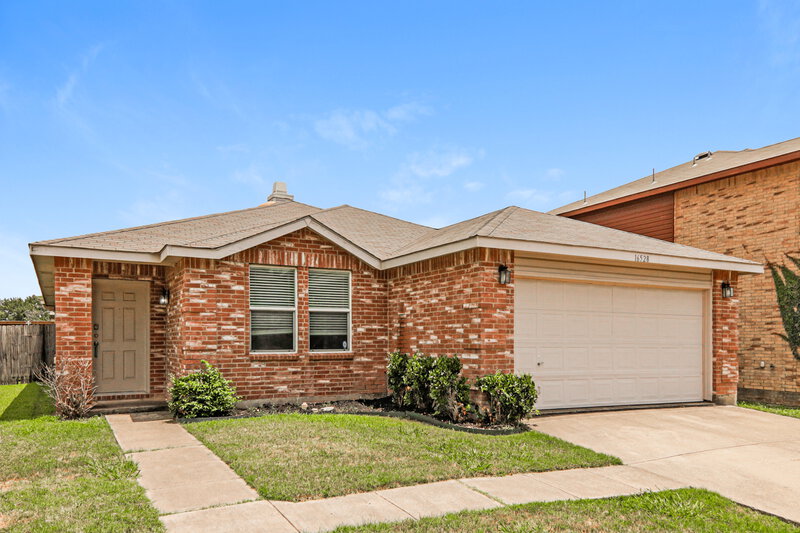 1,960/Mo, 16528 Woodside Dr Justin, TX 76247 Front View