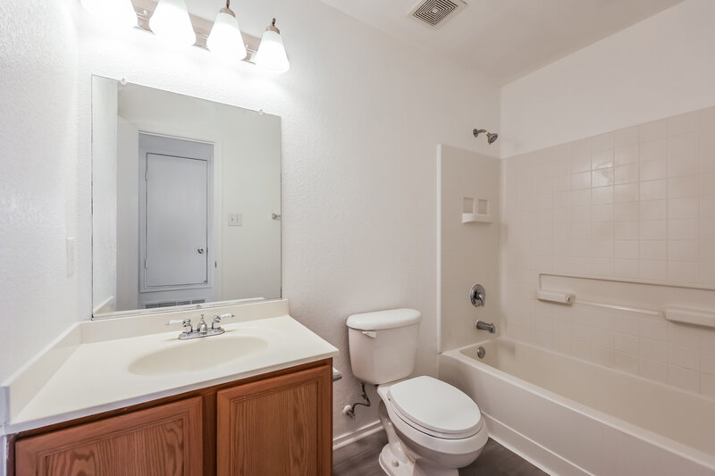 2,200/Mo, 6620 Meadow Way Ln Fort Worth, TX 76179 Bathroom View