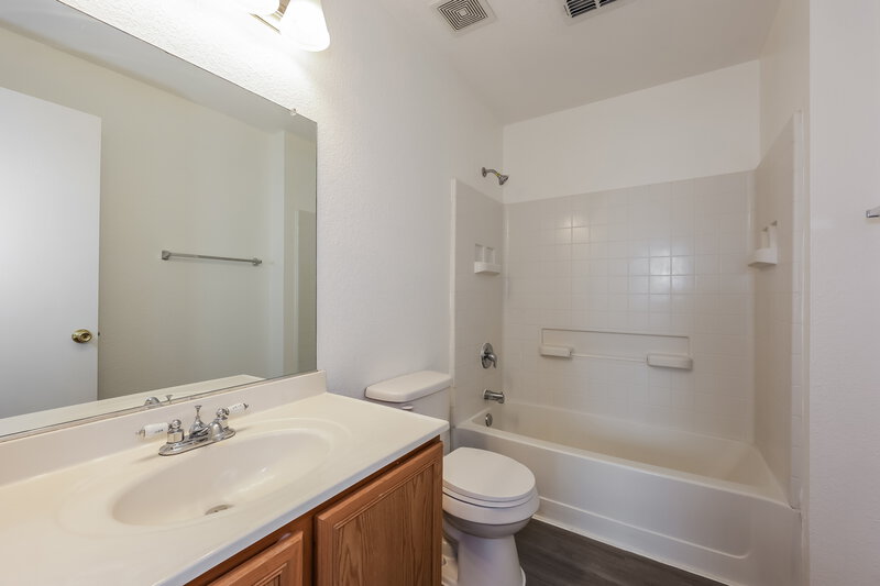 2,200/Mo, 6620 Meadow Way Ln Fort Worth, TX 76179 Bathroom View 2