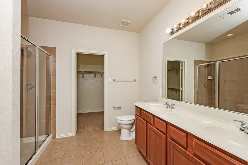 2,465/Mo, 308 Perkins Dr Lantana, TX 76226 Main Bathroom View