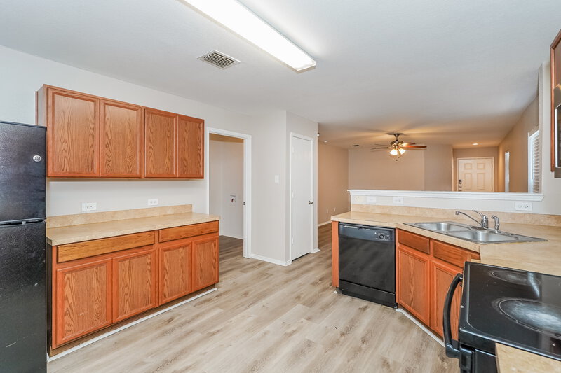 1,760/Mo, 2013 Angel Way Heartland, TX 75126 Kitchen View 2