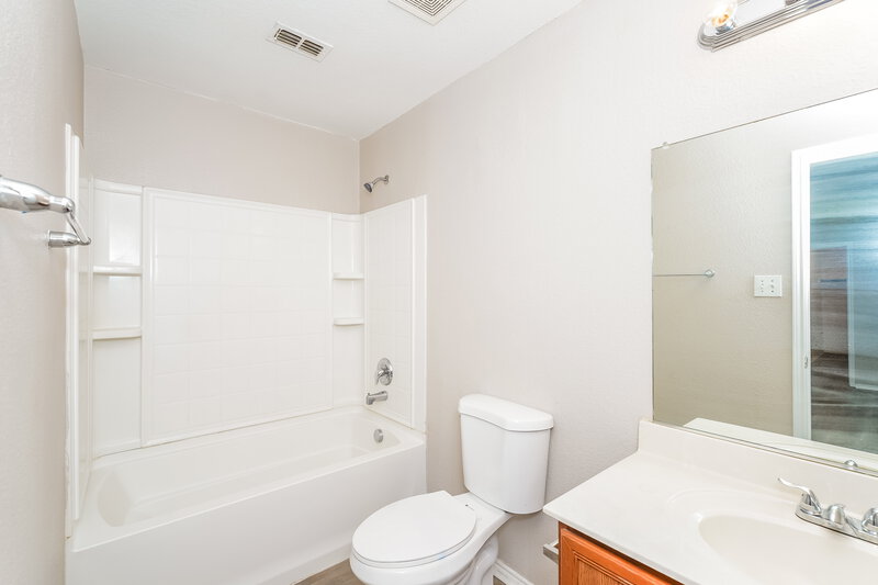 1,760/Mo, 2013 Angel Way Heartland, TX 75126 Main Bathroom View