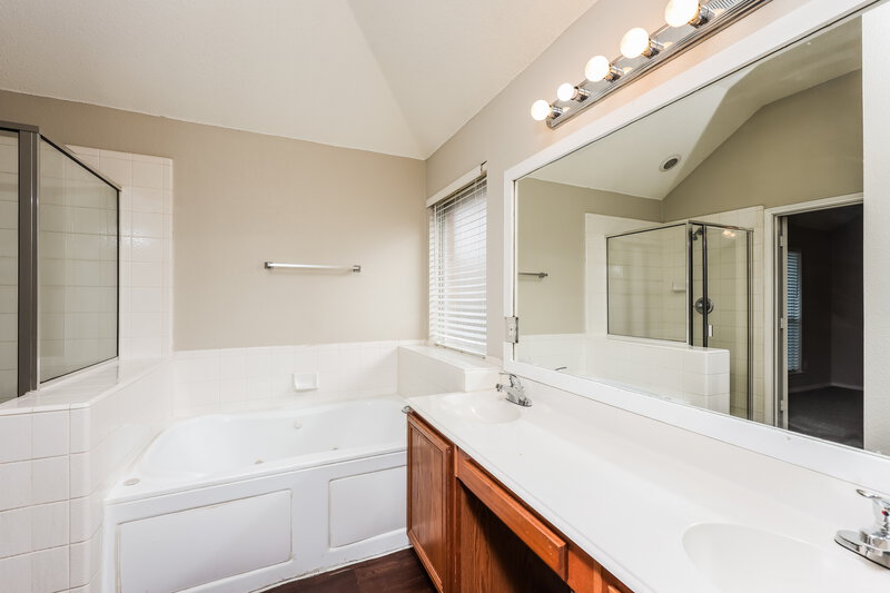 2,130/Mo, 512 Shaye Ct Seagoville, TX 75159 Main Bathroom View
