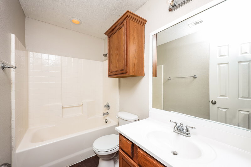 2,130/Mo, 512 Shaye Ct Seagoville, TX 75159 Bathroom View