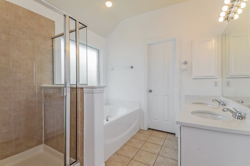 2,250/Mo, 1816 Caney Creek Dr Little Elm, TX 75068 Main Bathroom View