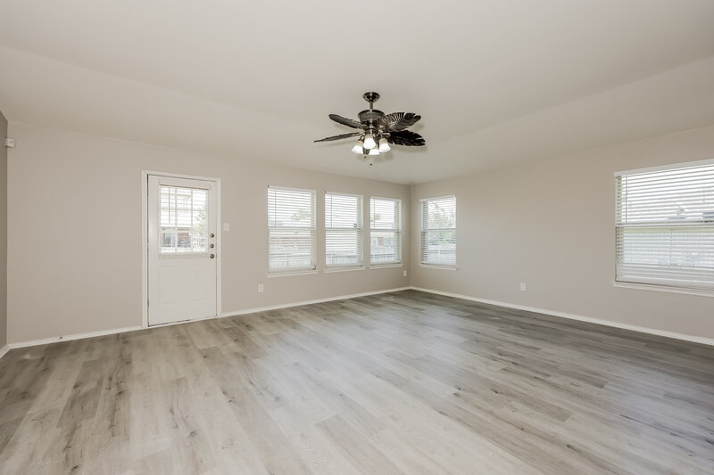 2,335/Mo, 609 Snapdragon Ln Desoto, TX 75115 Living Room View 2